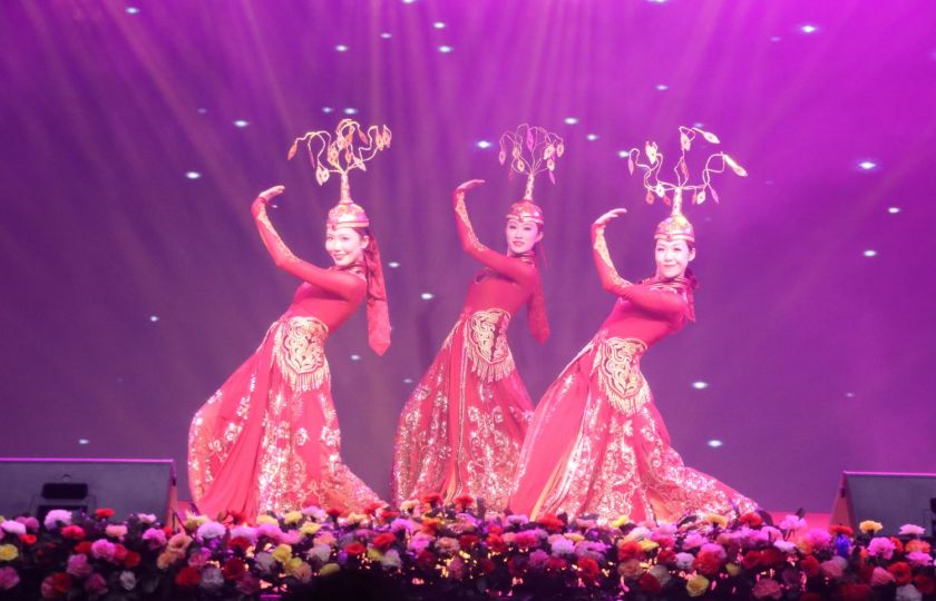 视频| “春之声·歌游内蒙古”三人舞《金步舞冠》