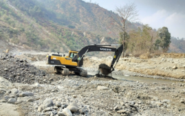 尼泊尔BP公路因雨中断 被困旅客获住宿与食物 警方：周日难恢复