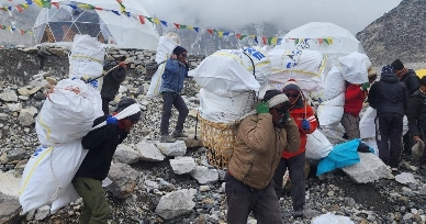 尼泊尔的“反浪费”逆袭之路：扔最少的垃圾，扫最高的山