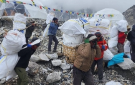 尼泊尔的“反浪费”逆袭之路：扔最少的垃圾，扫最高的山